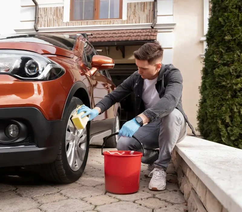 Lavage auto à domicile Barlest : professionnel intervenant sur un véhicule